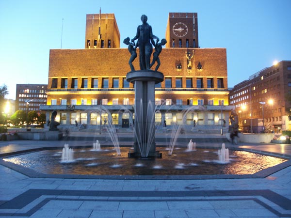 El Ayuntamiento de Oslo al atardecer OSLO CRUISES NORUEGA VACACIONES NORUEGA